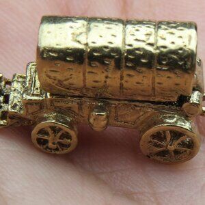 $1300 9k Yellow Gold Vintage  Horse Carriage